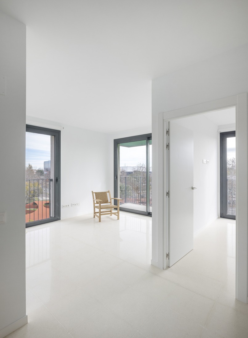 SB Building. 110 affordable rental apartments, complementary spaces, and commercial premises by EMBA. Photography by Oriol Gómez.