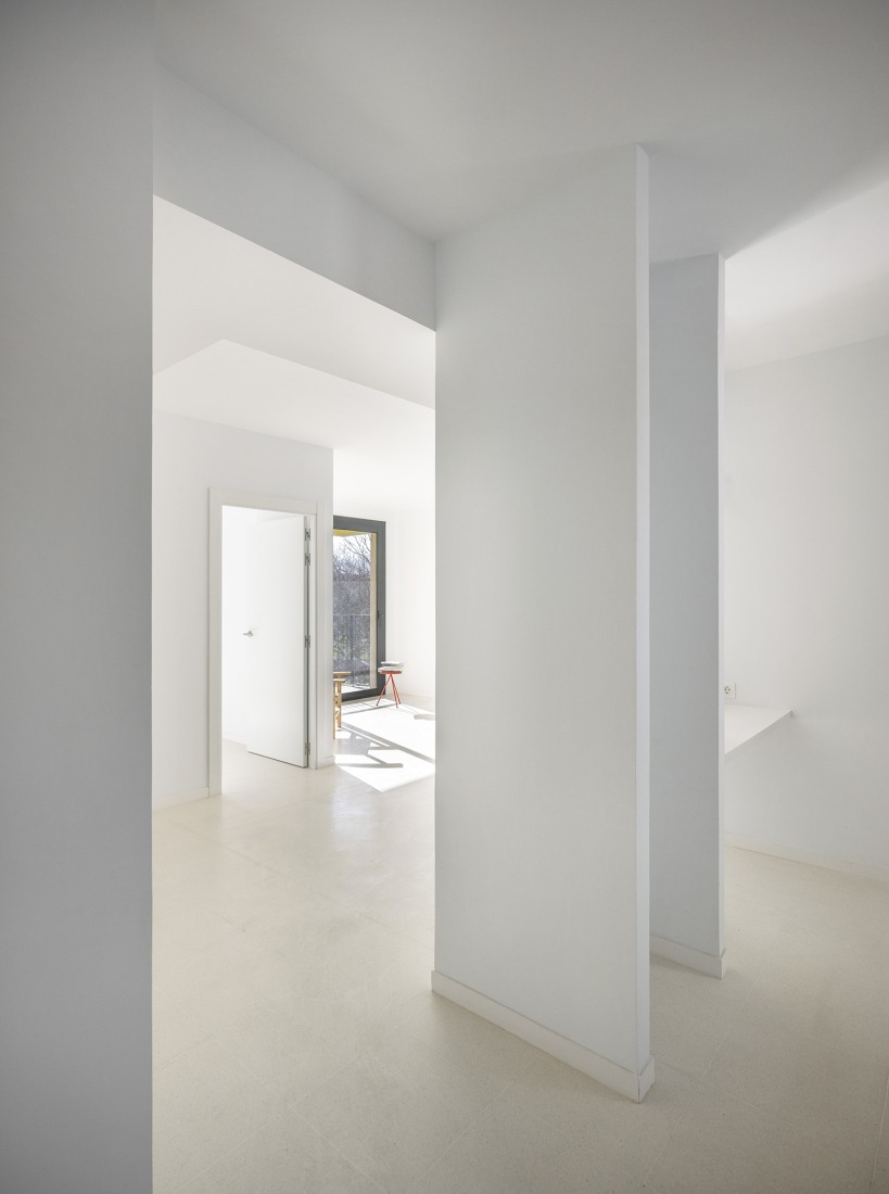 SB Building. 110 affordable rental apartments, complementary spaces, and commercial premises by EMBA. Photography by Oriol Gómez.