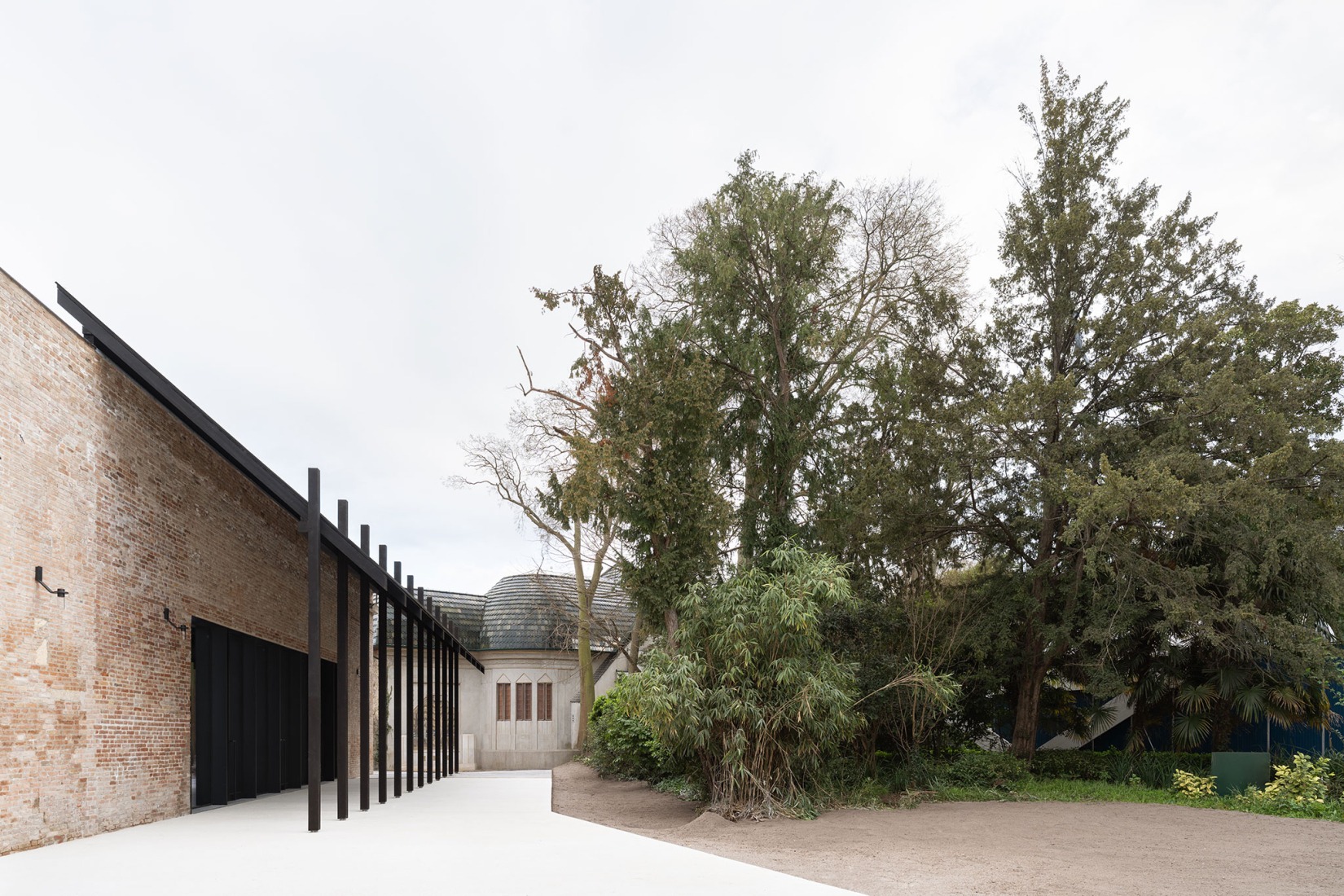 Porch facing the garden, Central Pavilion renovated through public funding allocated by the Ministry of Culture as part of the PNC of the PNRR. Photo Marco Cappelletti / Marco Cappelletti Studio, Courtesy La Biennale di Venezia / MiC.