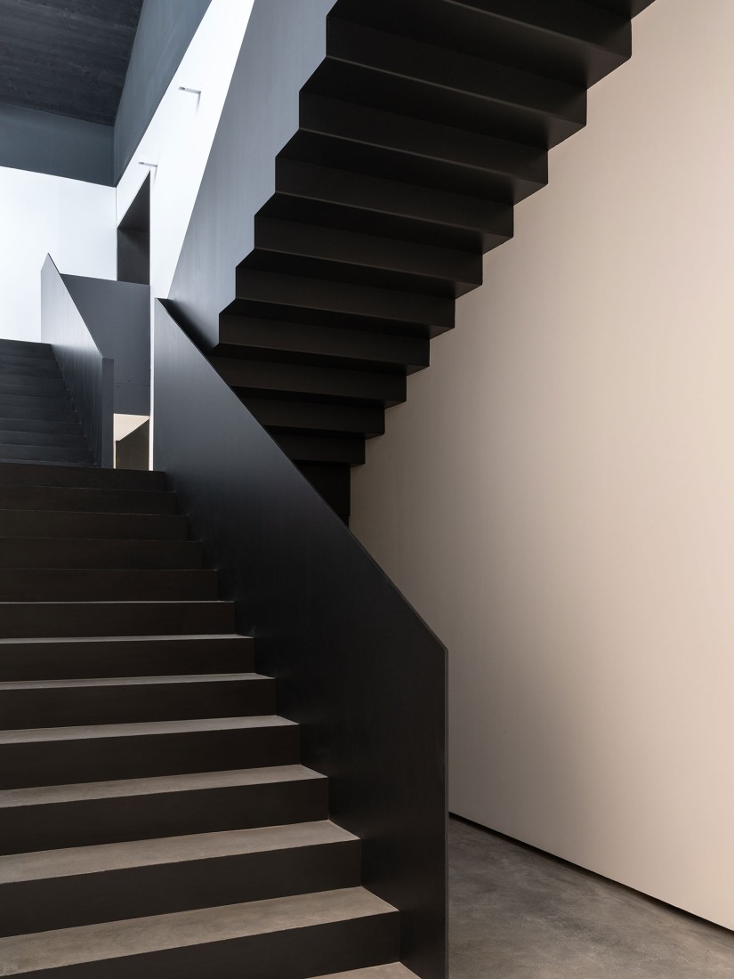 Access stairs to the mezzanine, Central Pavilion renovated through public funding allocated by the Ministry of Culture as part of the PNC of the PNNR. Photo Marco Cappelletti / Marco Cappelletti Studio, Courtesy La Biennale di Venezia / MiC.