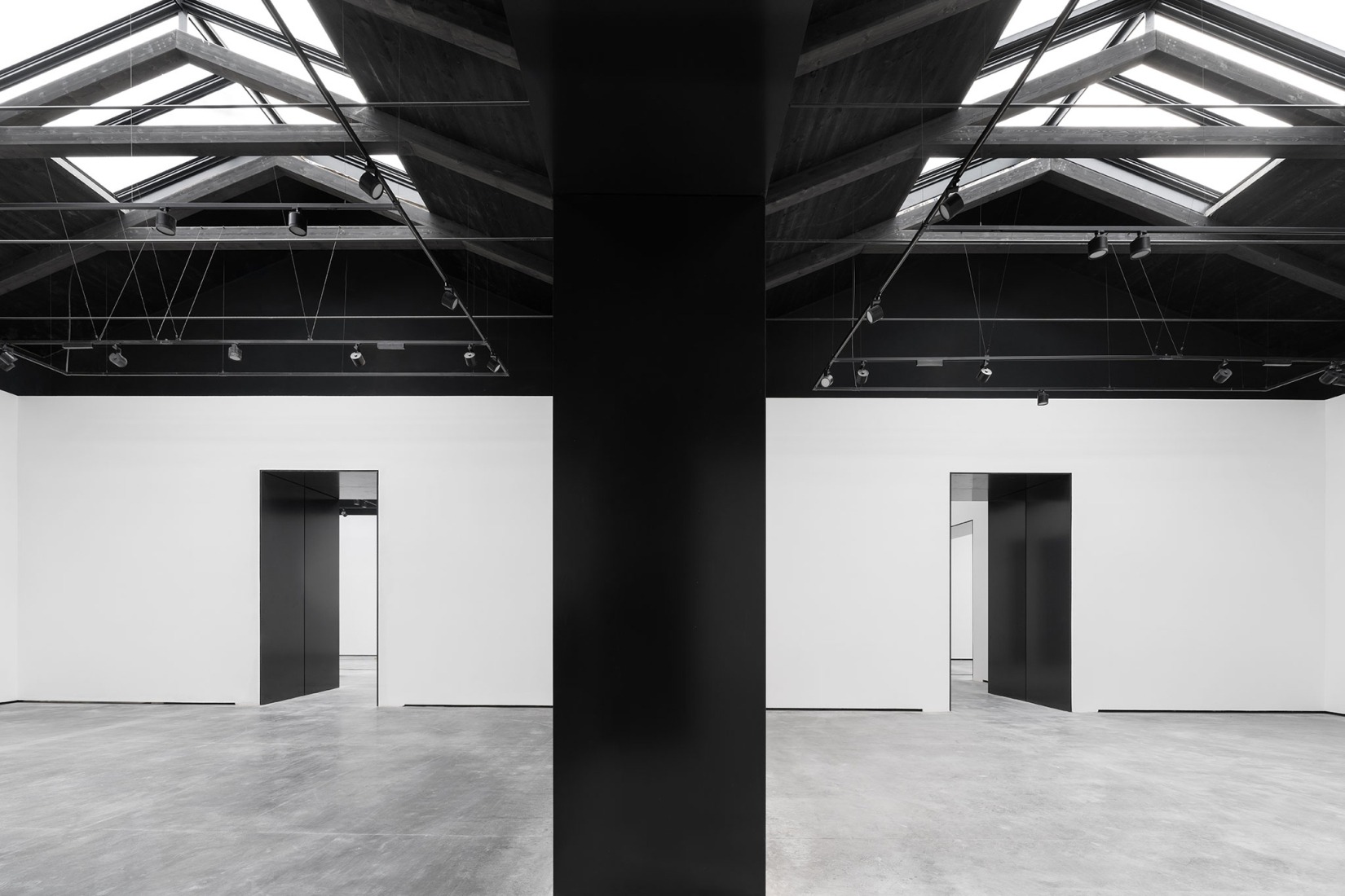 Sequence of roof trusses over the exhibition halls, Central Pavilion renovated through public funding allocated by the Ministry of Culture as part of the PNC of the PNNR. Photo Marco Cappelletti / Marco Cappelletti Studio, Courtesy La Biennale di Venezia / MiC.