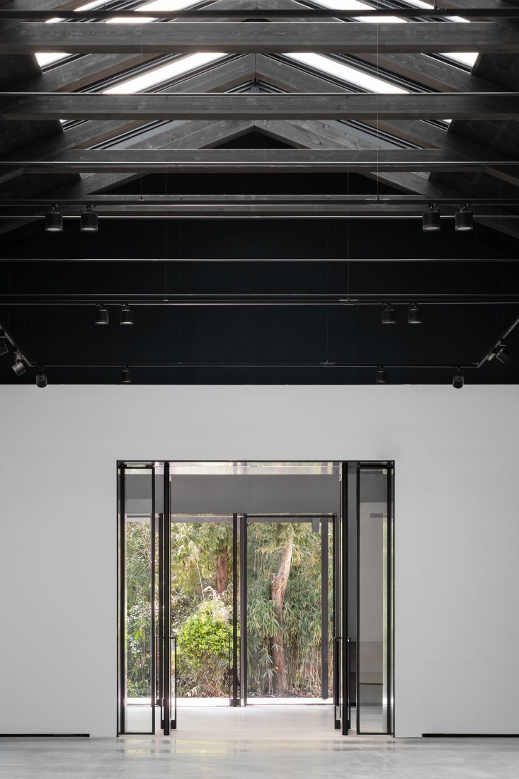 Giardino dalla sala polivalente, Central Pavilion renovated through public funding allocated by the Ministry of Culture as part of the PNC of the PNNR. Photo Marco Cappelletti / Marco Cappelletti Studio, Courtesy La Biennale di Venezia / MiC.