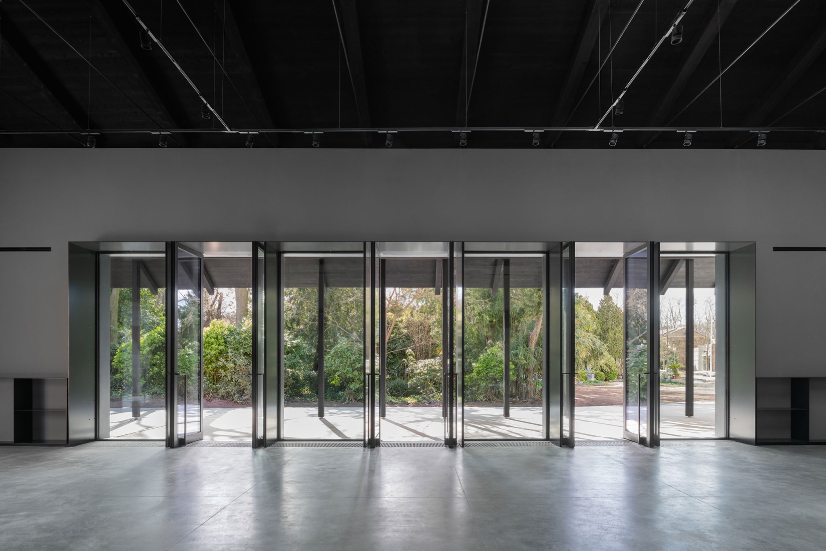Garden view from the exhibition halls, Central Pavilion renovated through public funding allocated by the Ministry of Culture as part of the PNC of the PNNR. Photo Marco Cappelletti / Marco Cappelletti Studio, Courtesy La Biennale di Venezia / MiC.