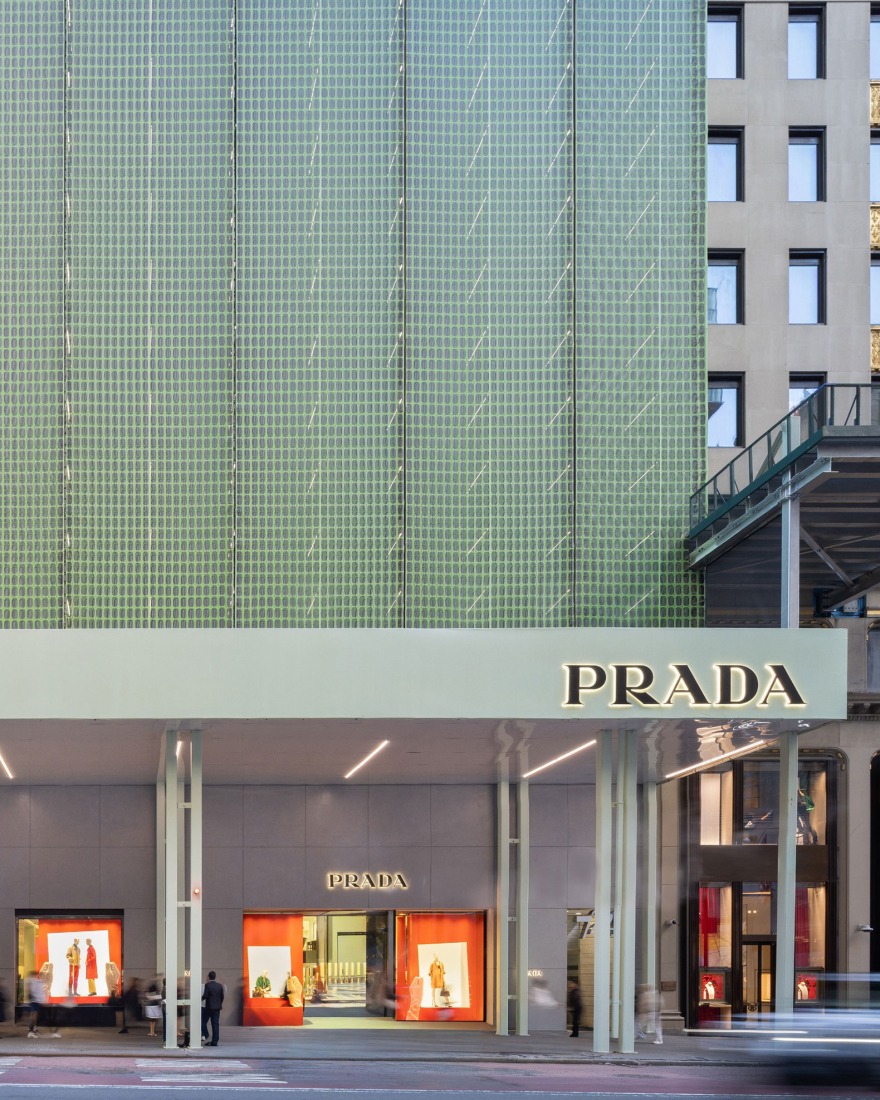 Fachada de Prada en la 5ª Avenida por 2x4 Design. Fotografía de Bridgit Beyer, cortesía de Prada.