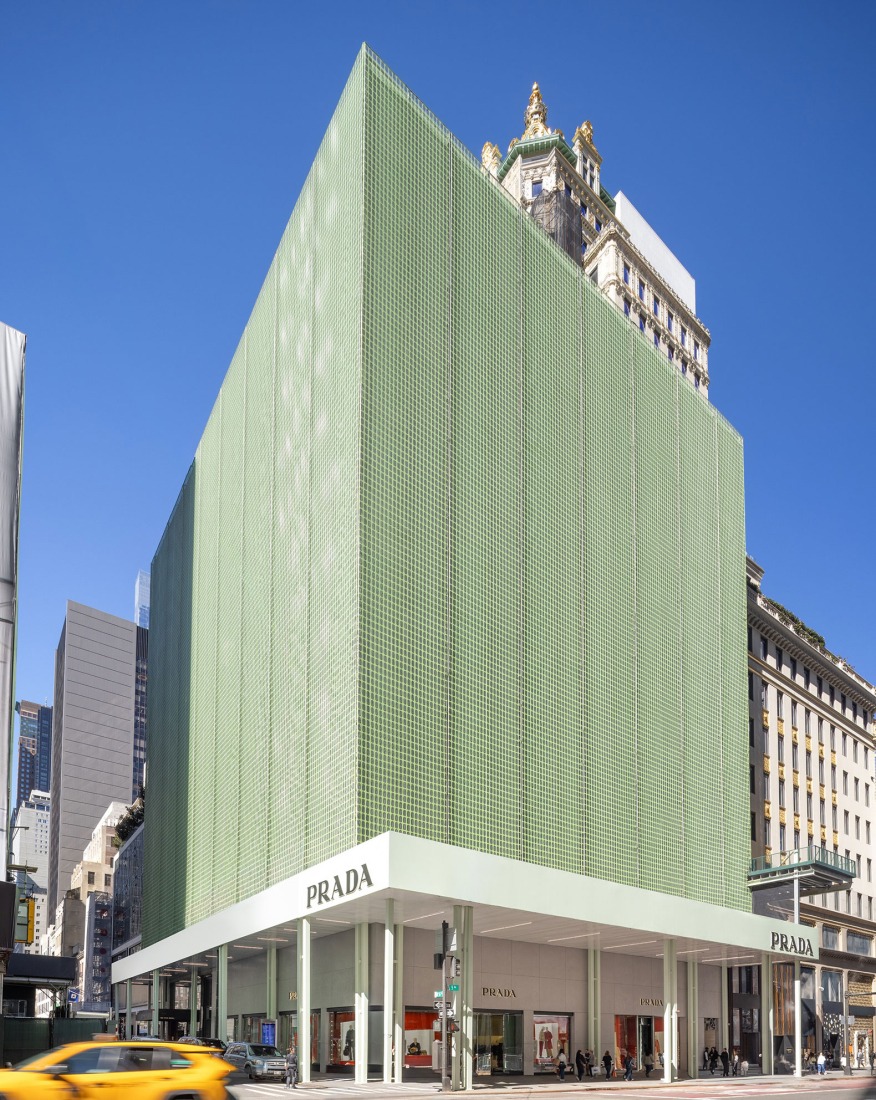Fachada de Prada en la 5ª Avenida por 2x4 Design. Fotografía de Bridgit Beyer, cortesía de Prada.