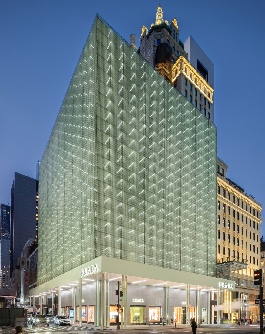 Fachada de Prada en la 5ª Avenida por 2x4 Design. Fotografía de Bridgit Beyer, cortesía de Prada.
