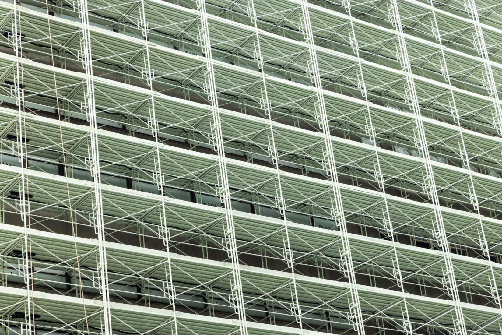 Fachada de Prada en la 5ª Avenida por 2x4 Design. Fotografía de Bridgit Beyer, cortesía de Prada.
