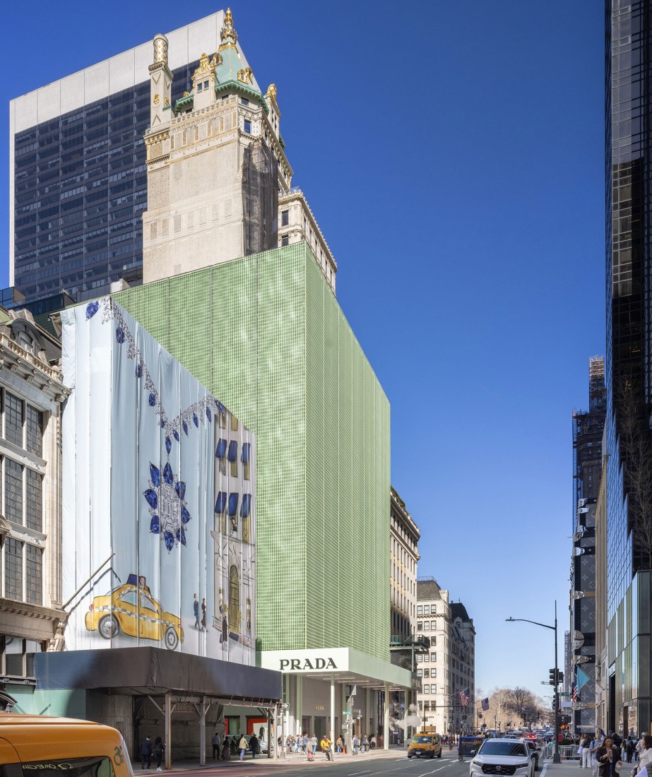 Fachada de Prada en la 5ª Avenida por 2x4 Design. Fotografía de Bridgit Beyer, cortesía de Prada.