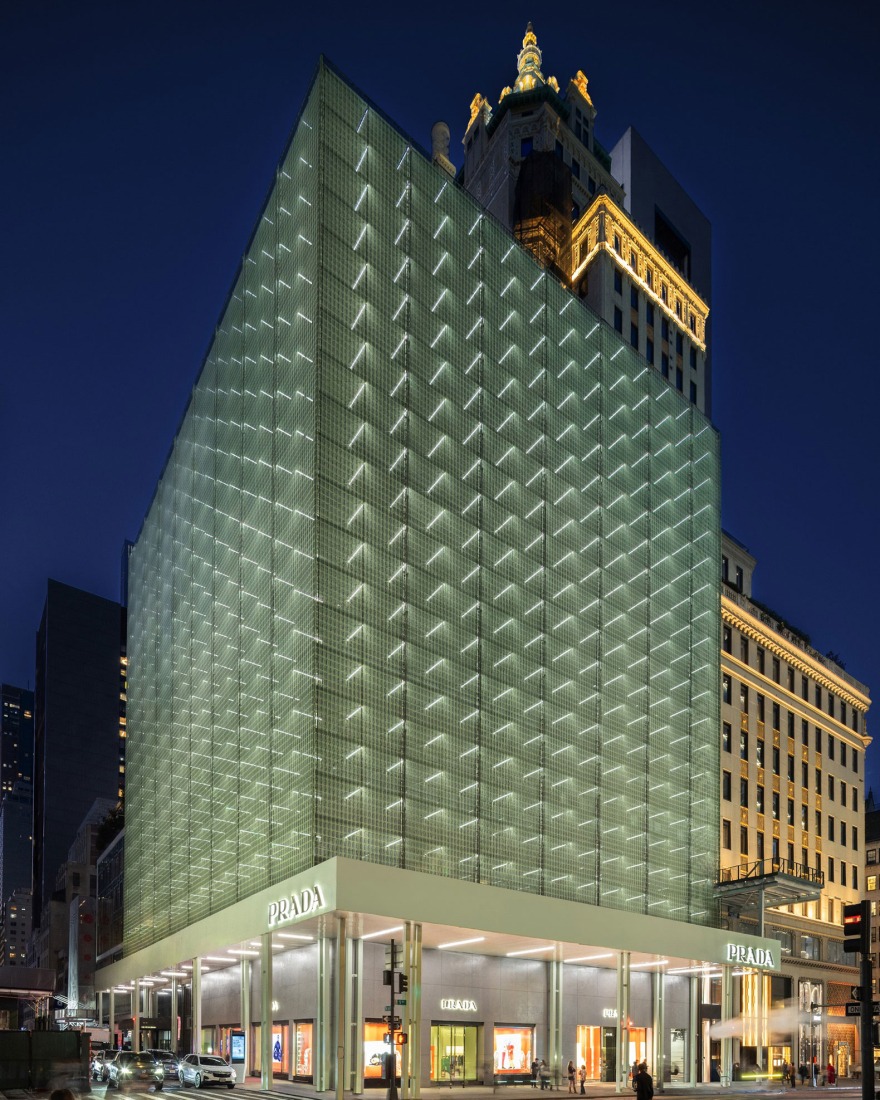 Fachada de Prada en la 5ª Avenida por 2x4 Design. Fotografía de Bridgit Beyer, cortesía de Prada.