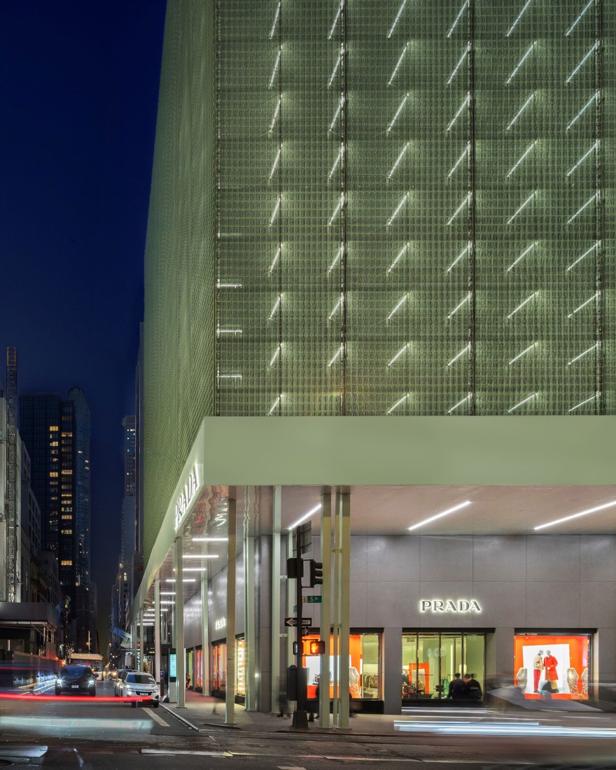 Fachada de Prada en la 5ª Avenida por 2x4 Design. Fotografía de Bridgit Beyer, cortesía de Prada.