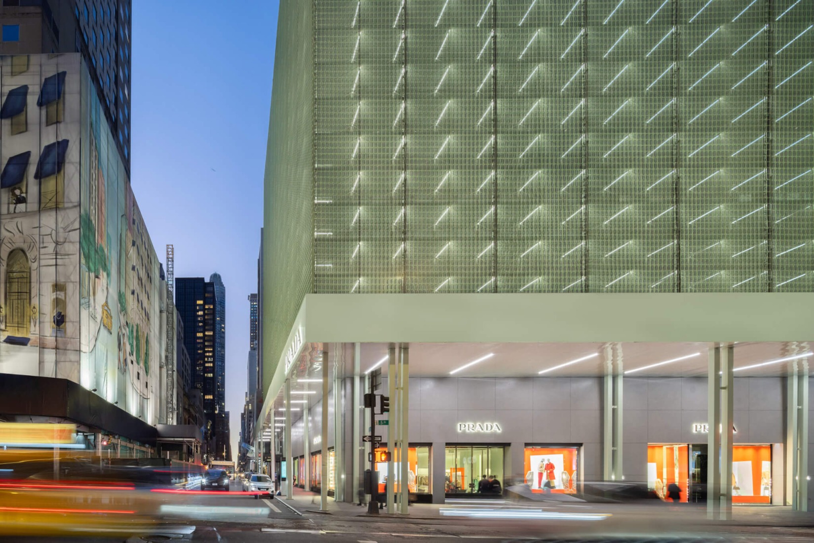 Fachada de Prada en la 5ª Avenida por 2x4 Design. Fotografía de Bridgit Beyer, cortesía de Prada.