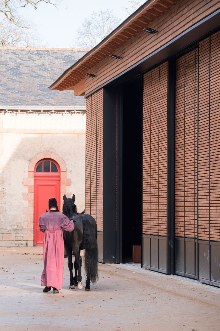 Sala Espectáculos Haras Nacional de Hennebont por K architectures. Fotografía por Yon de Poncins.
