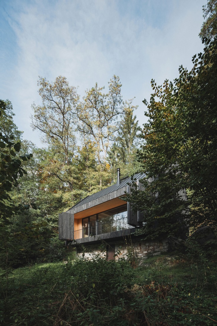 Cabaña «Entre la Roca y el Río» por Mimosa. Fotografía por Petr Polák.