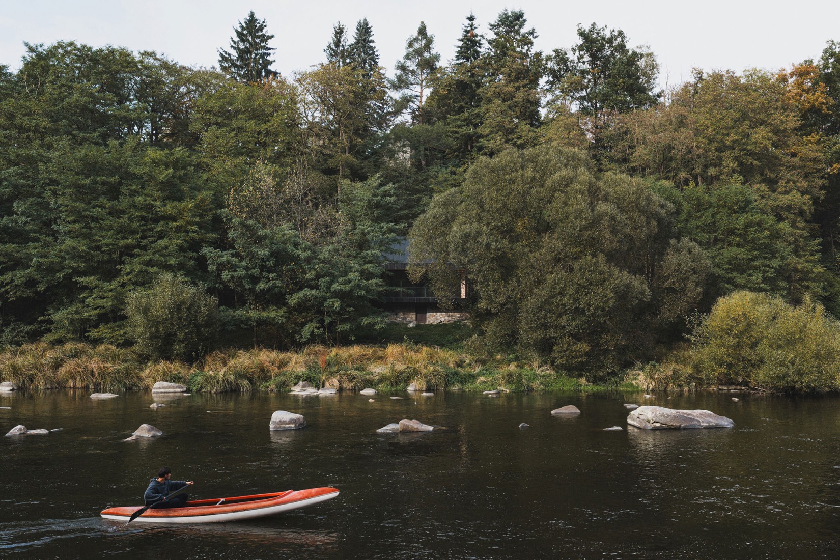 Cabaña «Entre la Roca y el Río» por Mimosa. Fotografía por Petr Polák.