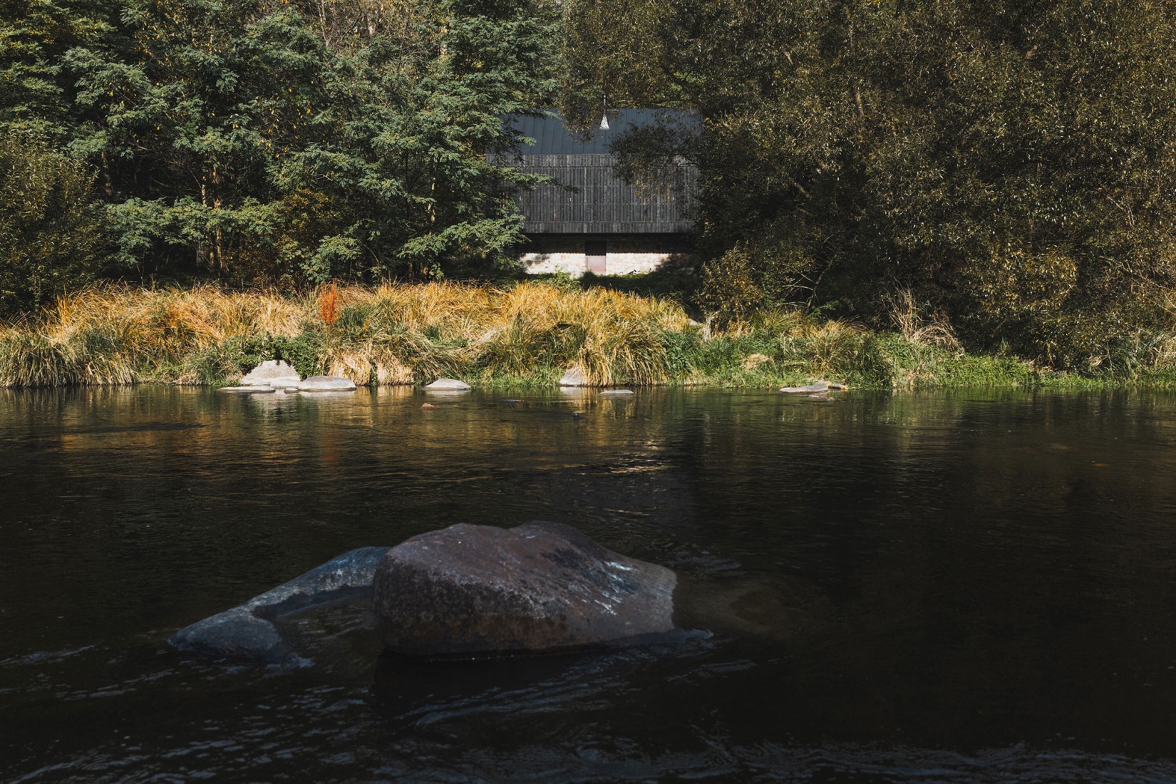 Cabaña «Entre la Roca y el Río» por Mimosa. Fotografía por Petr Polák.