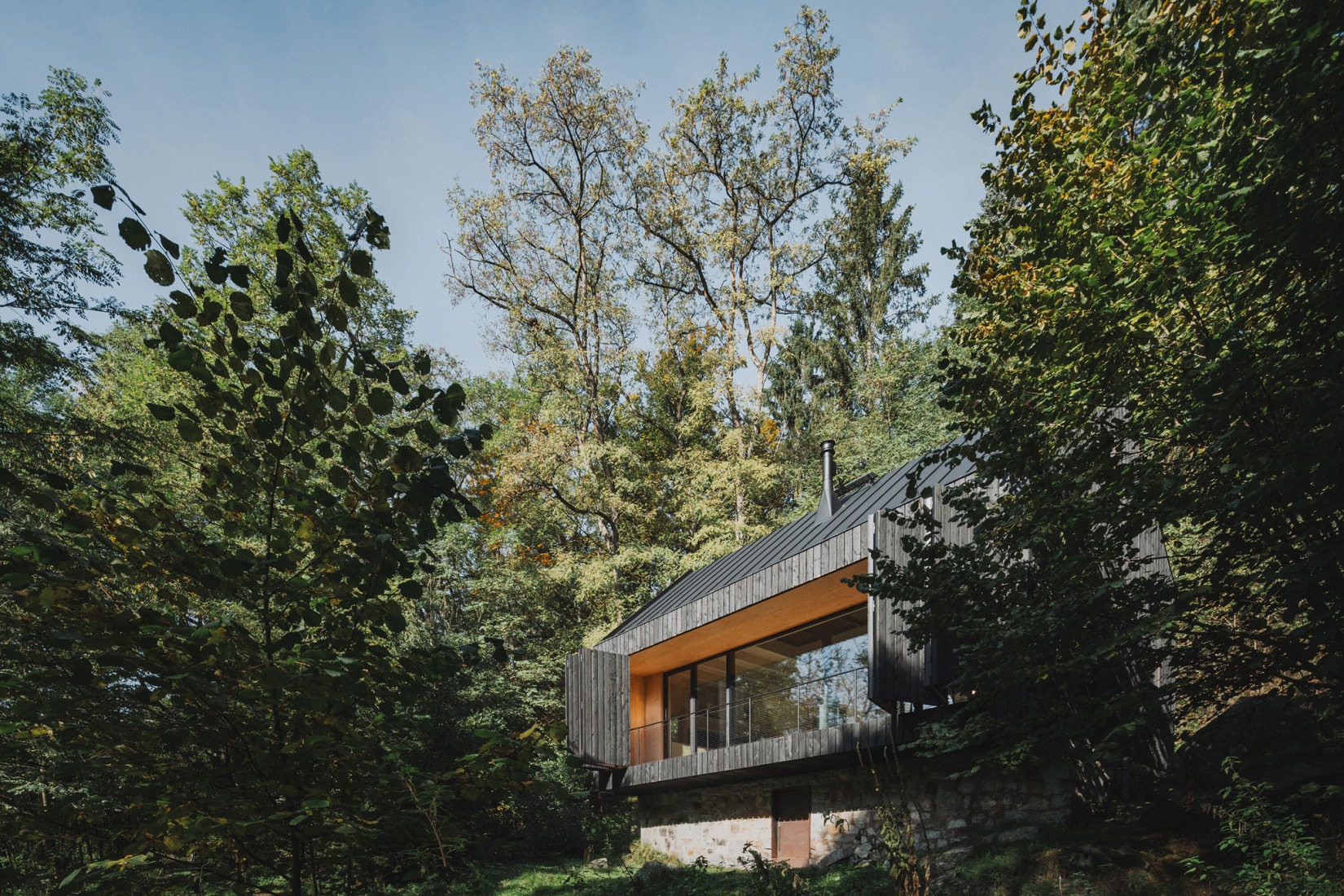 Cabaña «Entre la Roca y el Río» por Mimosa. Fotografía por Petr Polák.