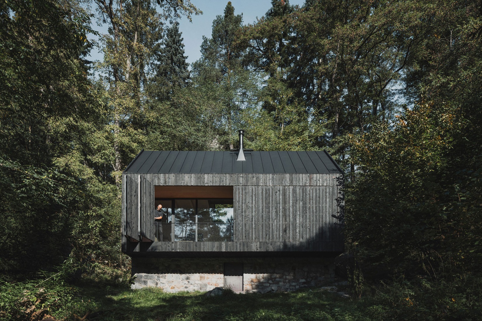Cabaña «Entre la Roca y el Río» por Mimosa. Fotografía por Petr Polák.