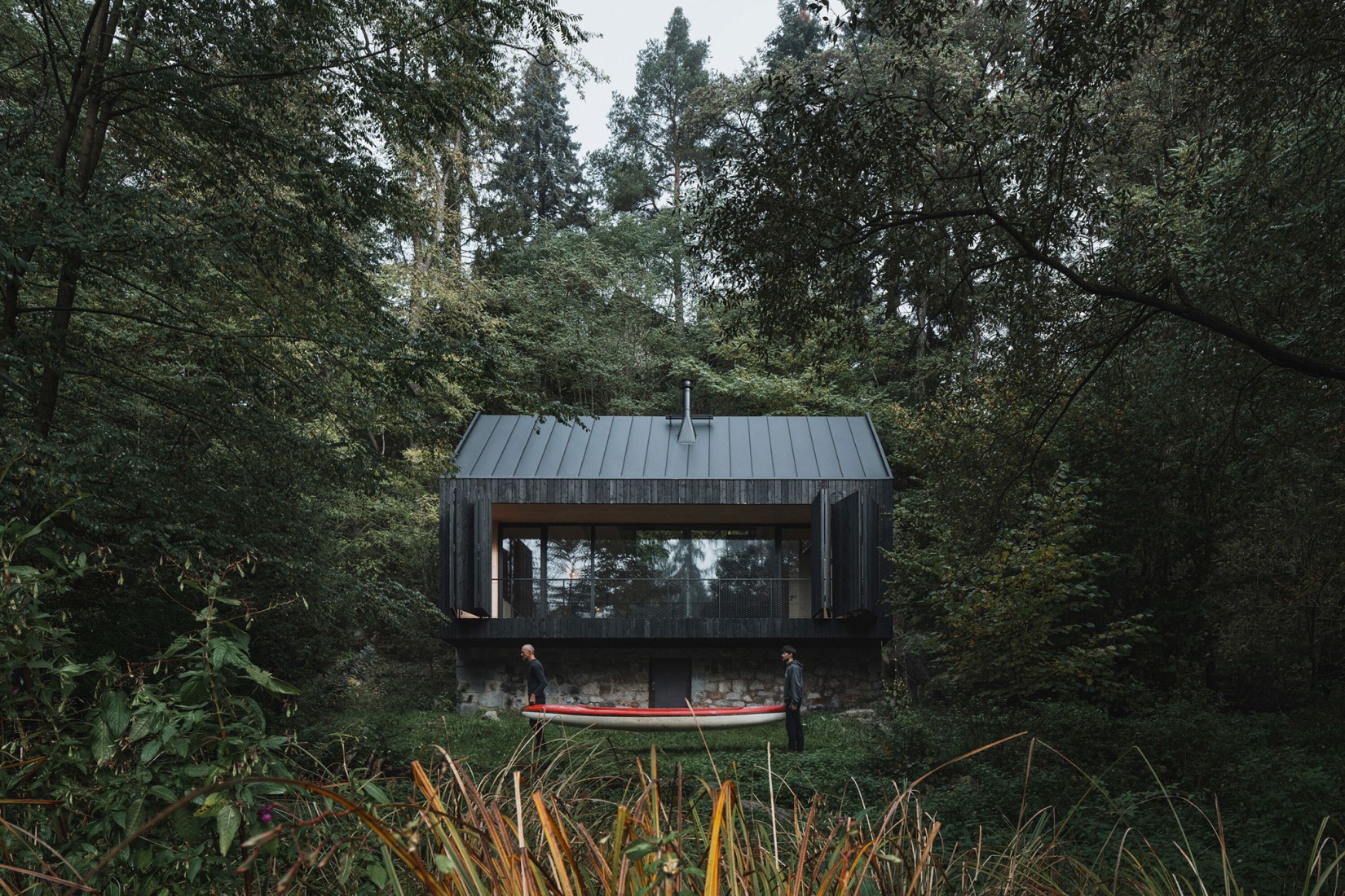 Cabaña «Entre la Roca y el Río» por Mimosa. Fotografía por Petr Polák.