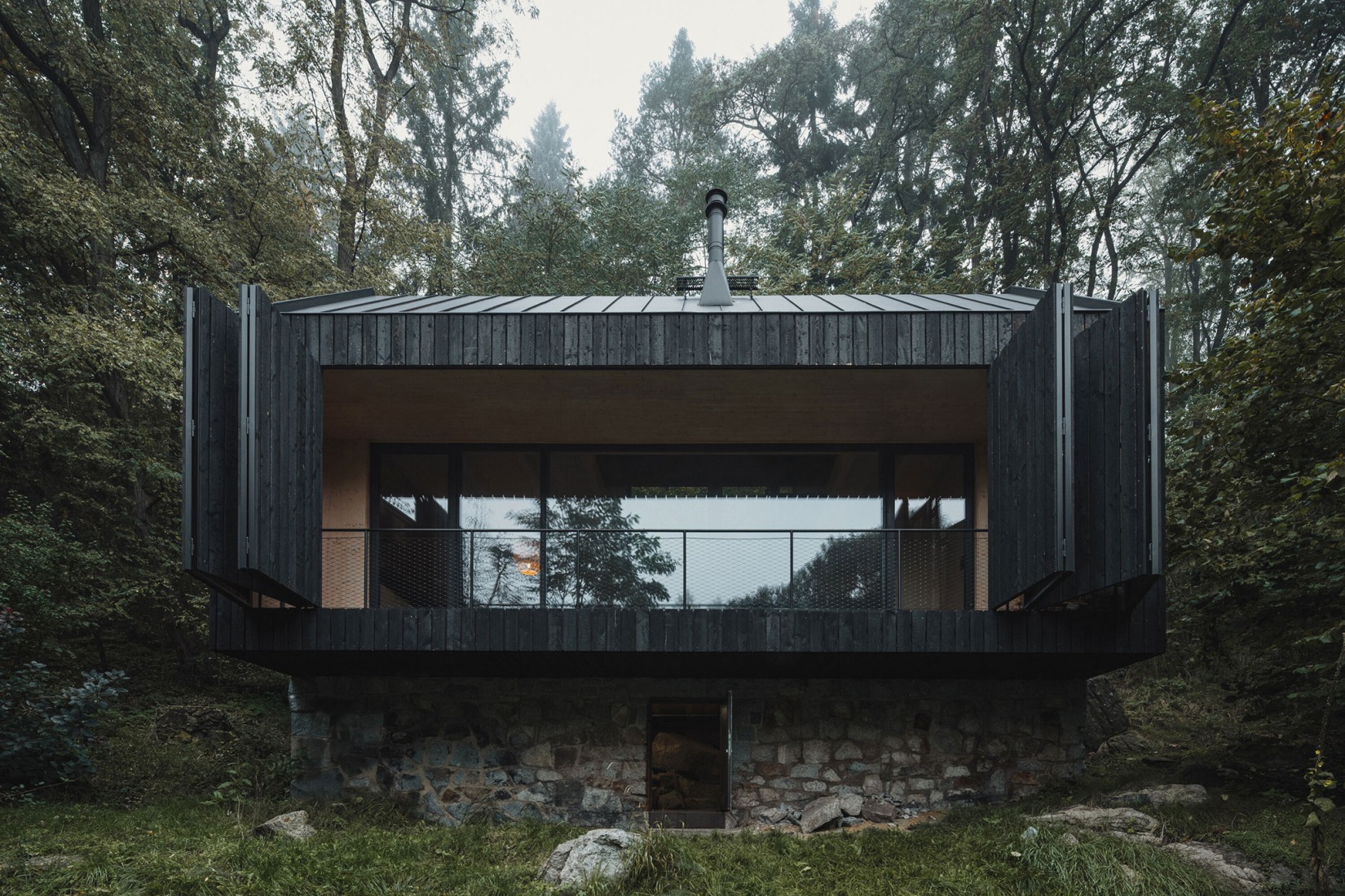 Cabaña «Entre la Roca y el Río» por Mimosa. Fotografía por Petr Polák.