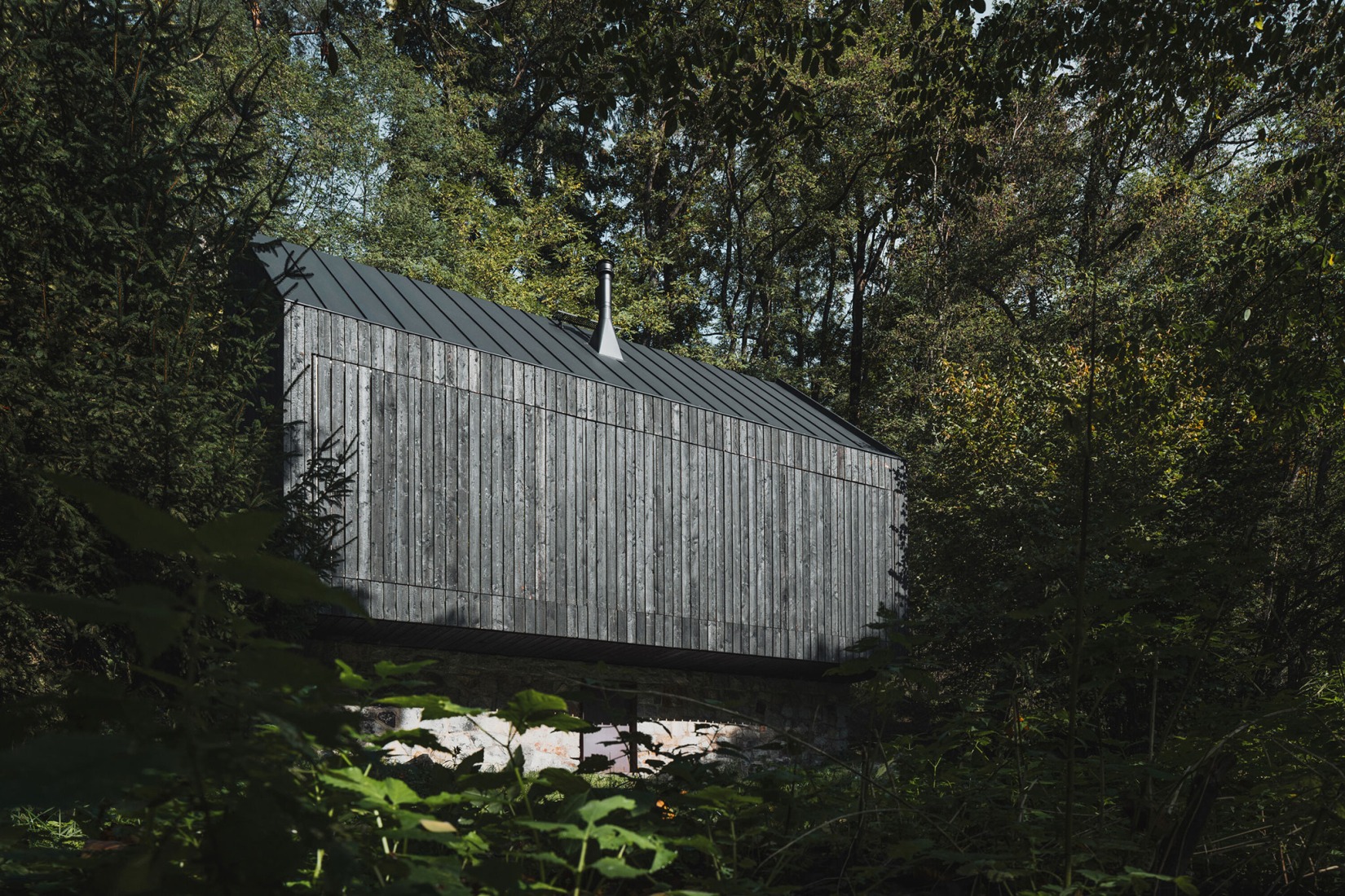 Cabaña «Entre la Roca y el Río» por Mimosa. Fotografía por Petr Polák.
