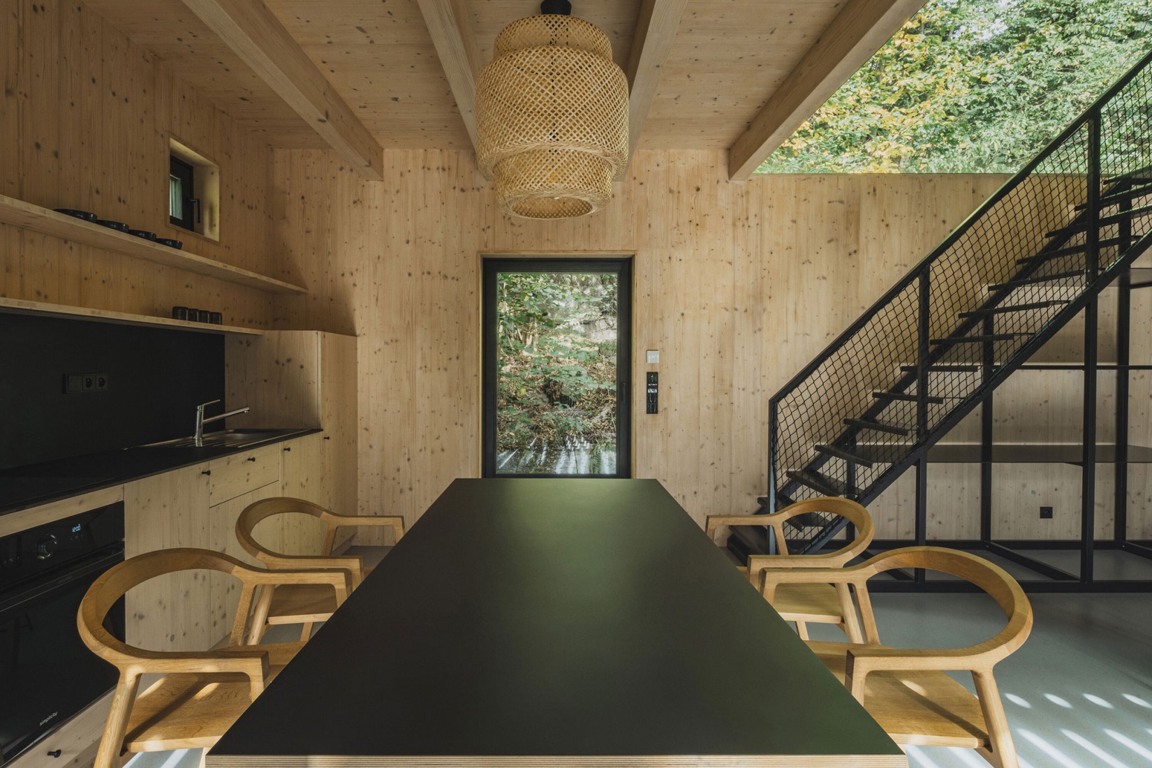 Cabaña «Entre la Roca y el Río» por Mimosa. Fotografía por Petr Polák.