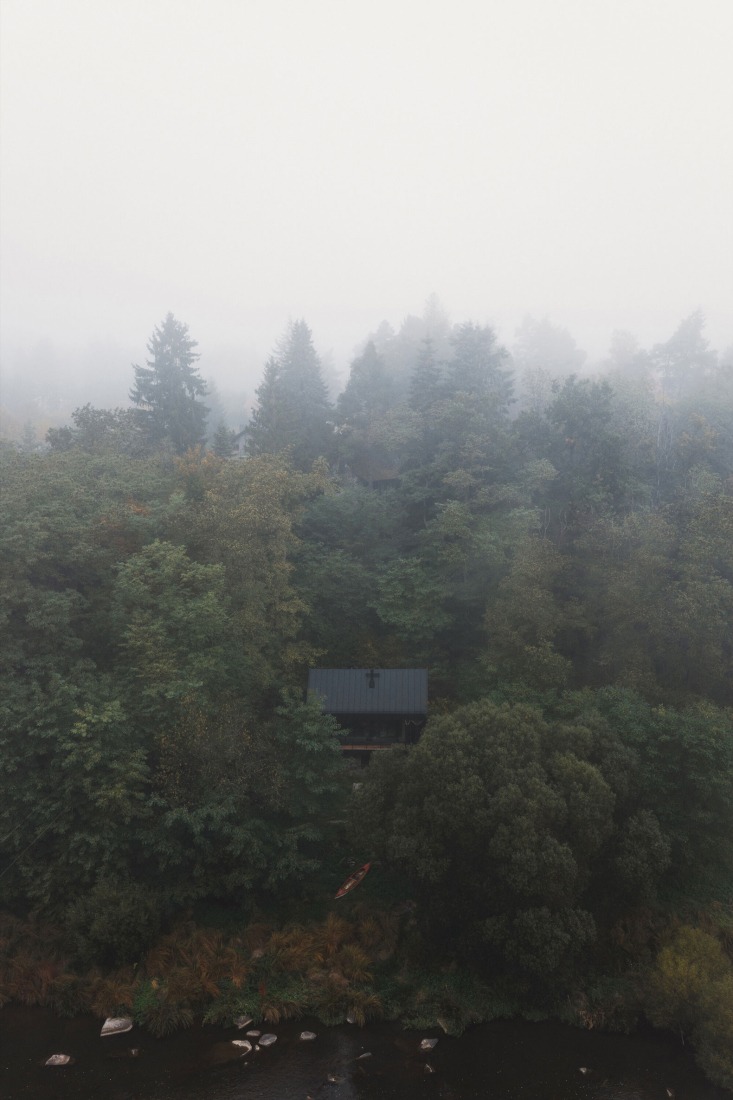 Cabaña «Entre la Roca y el Río» por Mimosa. Fotografía por Petr Polák.
