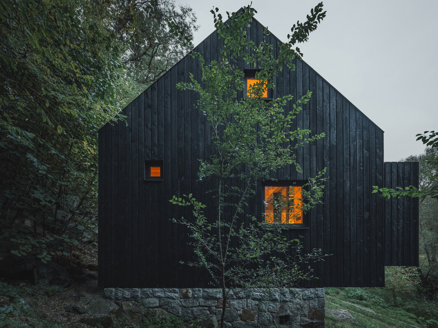 Cabaña «Entre la Roca y el Río» por Mimosa. Fotografía por Petr Polák.