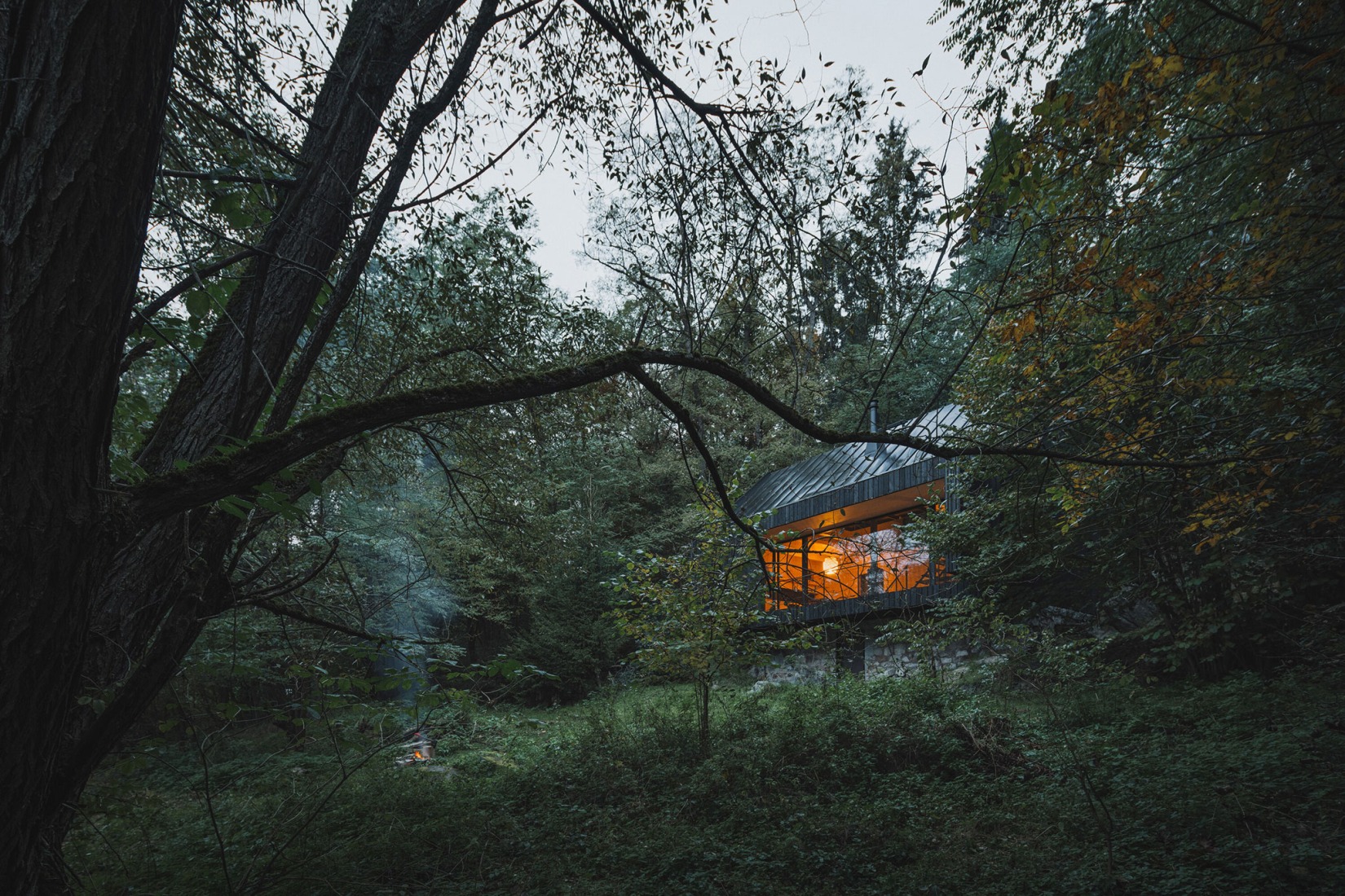 Cabaña «Entre la Roca y el Río» por Mimosa. Fotografía por Petr Polák.