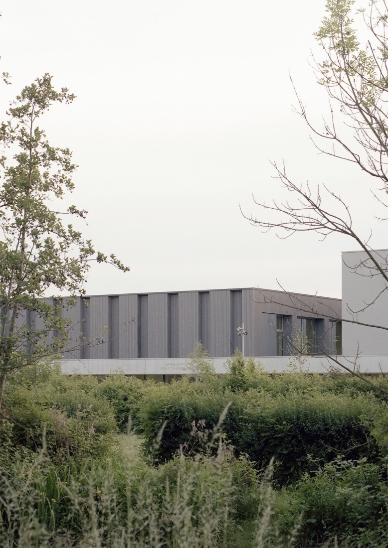 Complejo Deportivo Katia & Maurice Krafft por RHB architectes. Fotografía por Guillaume Porche.