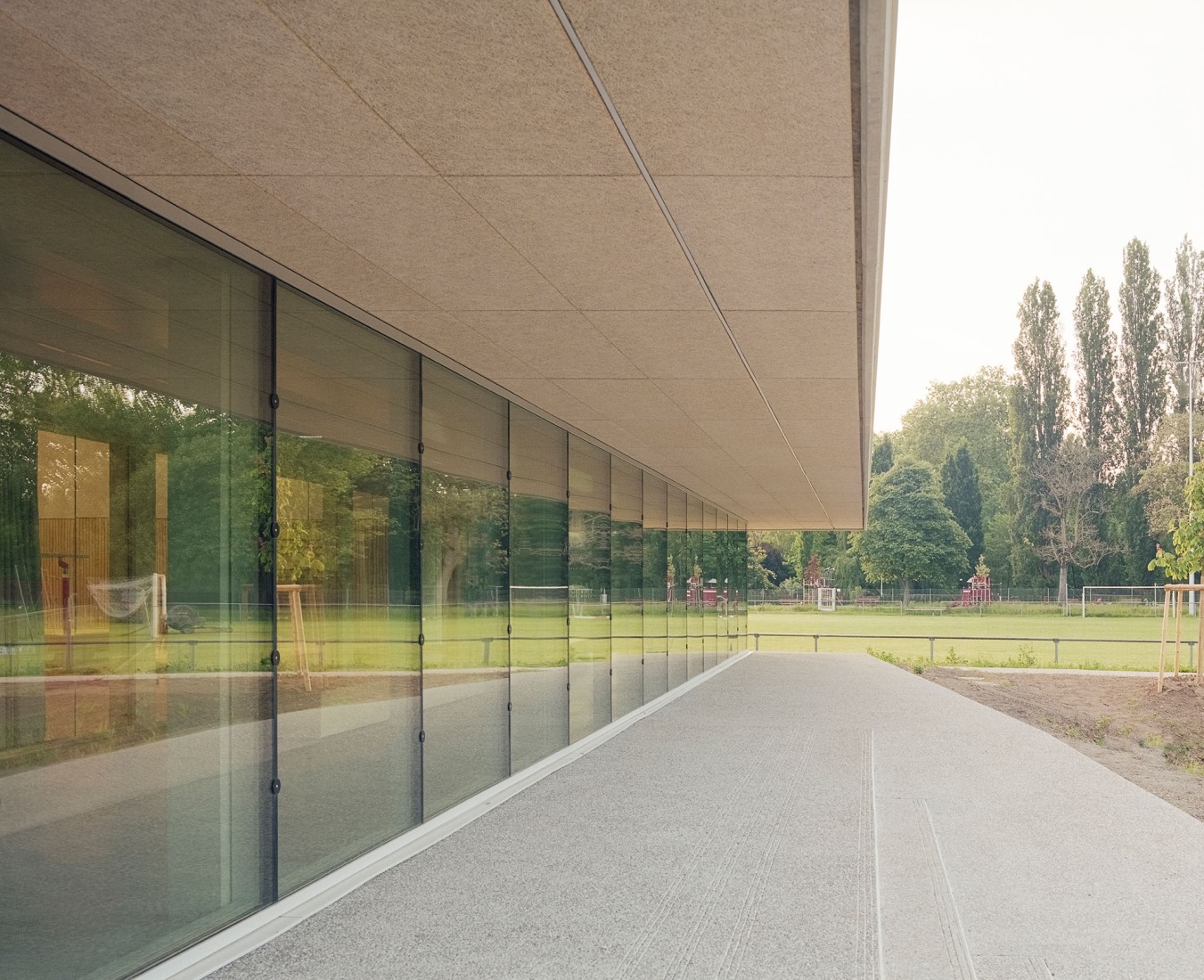 Complejo Deportivo Katia & Maurice Krafft por RHB architectes. Fotografía por Guillaume Porche.