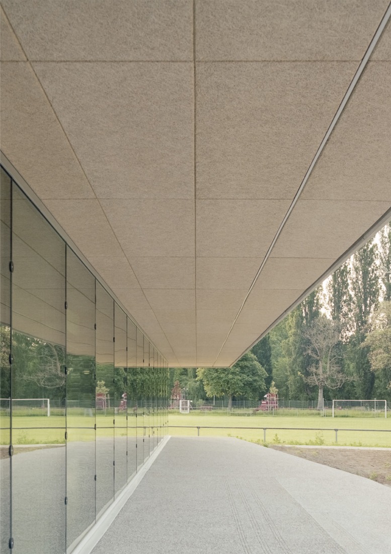 Complejo Deportivo Katia & Maurice Krafft por RHB architectes. Fotografía por Guillaume Porche.