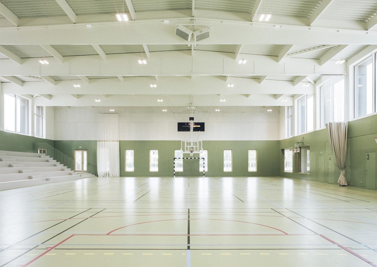 Complejo Deportivo Katia & Maurice Krafft por RHB architectes. Fotografía por Guillaume Porche.