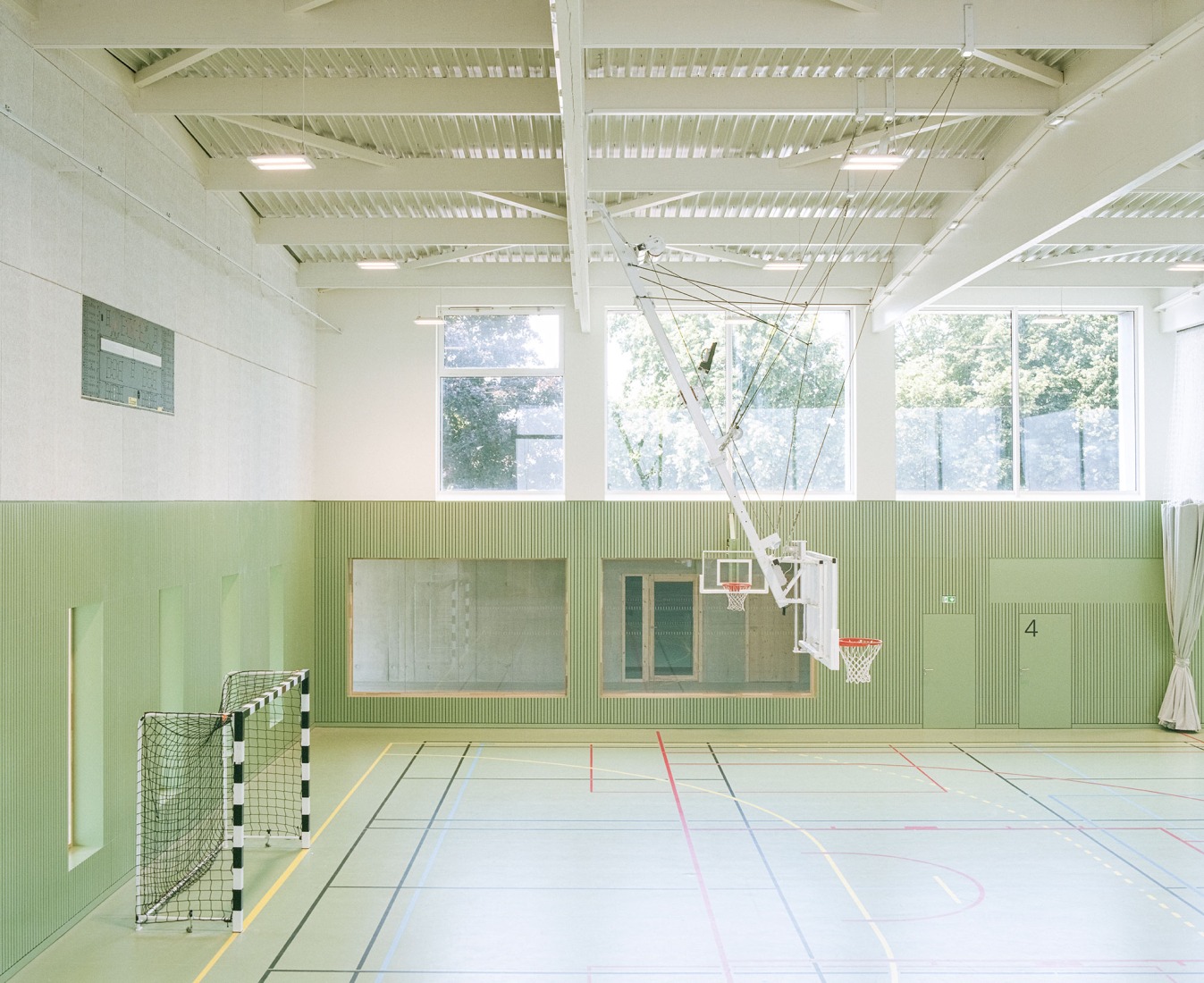 Complejo Deportivo Katia & Maurice Krafft por RHB architectes. Fotografía por Guillaume Porche.