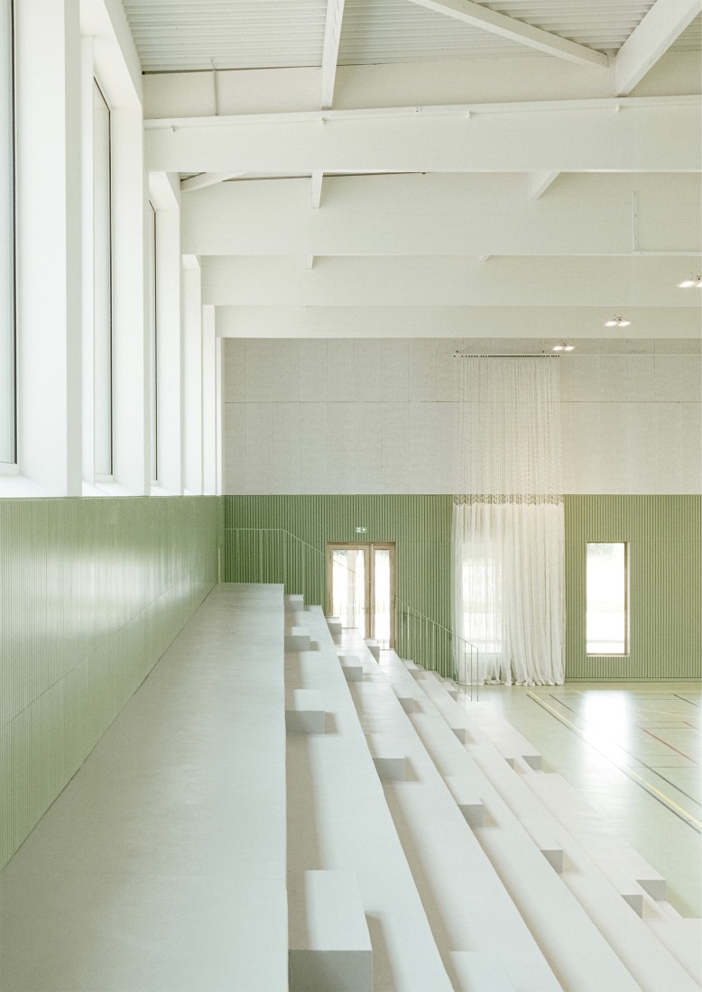 Complejo Deportivo Katia & Maurice Krafft por RHB architectes. Fotografía por Guillaume Porche.