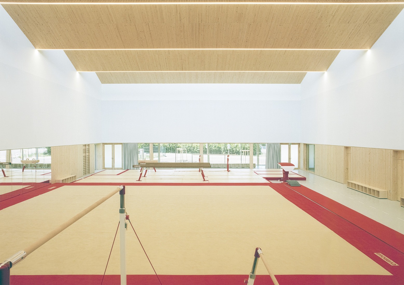 Complejo Deportivo Katia & Maurice Krafft por RHB architectes. Fotografía por Guillaume Porche.