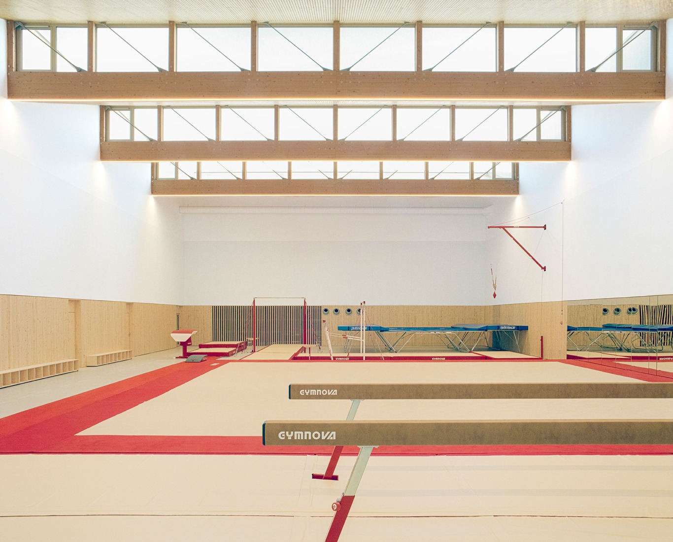 Complejo Deportivo Katia & Maurice Krafft por RHB architectes. Fotografía por Guillaume Porche.