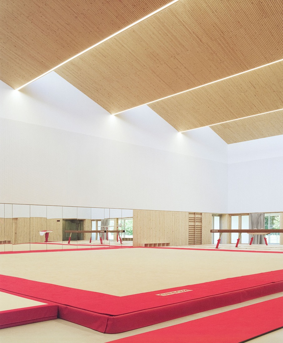 Complejo Deportivo Katia & Maurice Krafft por RHB architectes. Fotografía por Guillaume Porche.