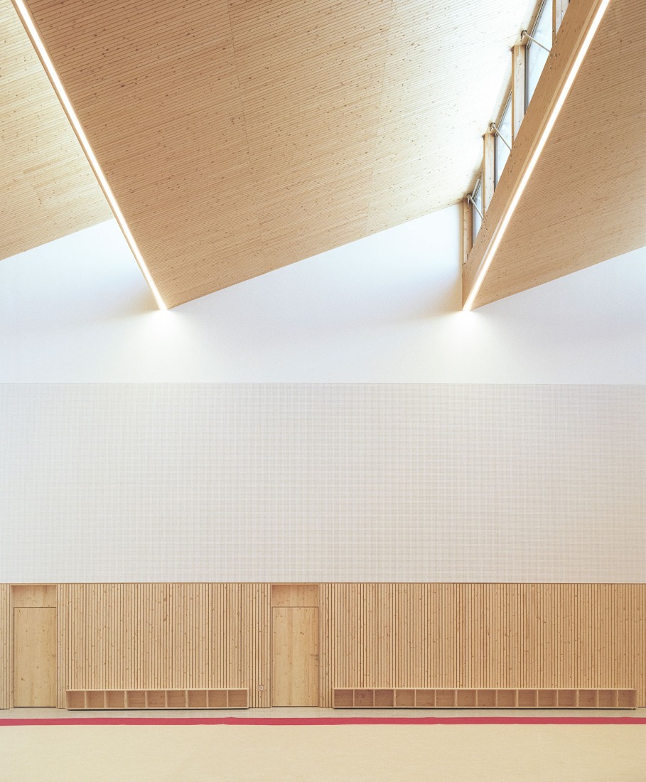 Complejo Deportivo Katia & Maurice Krafft por RHB architectes. Fotografía por Guillaume Porche.