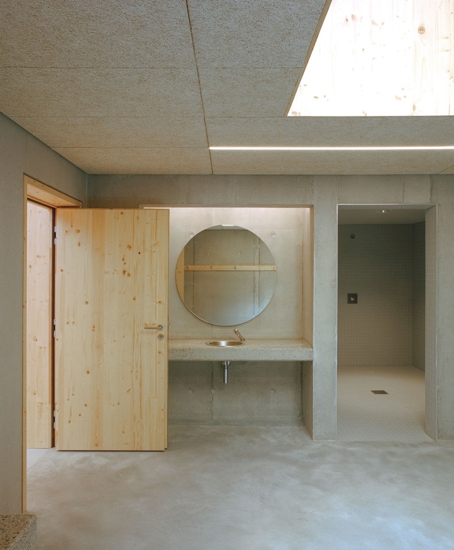 Complejo Deportivo Katia & Maurice Krafft por RHB architectes. Fotografía por Guillaume Porche.