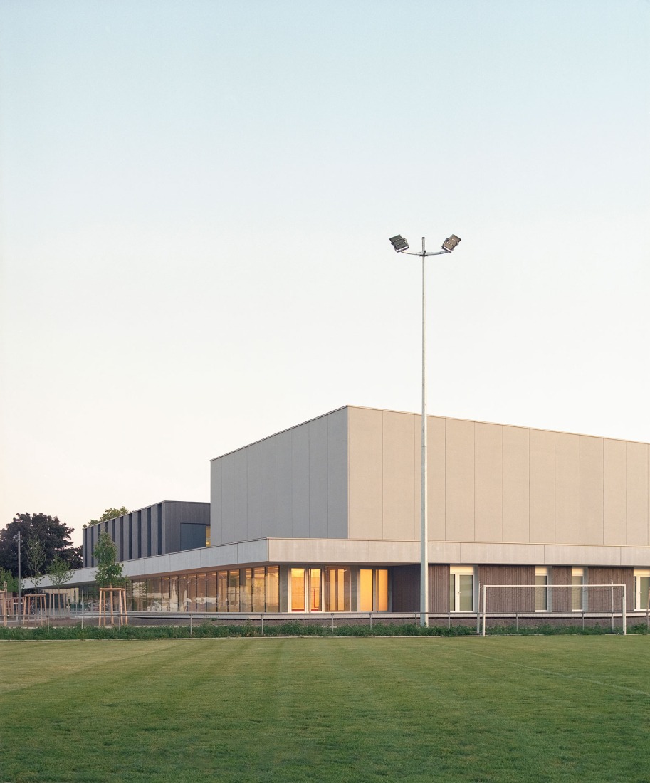 Complejo Deportivo Katia & Maurice Krafft por RHB architectes. Fotografía por Guillaume Porche.