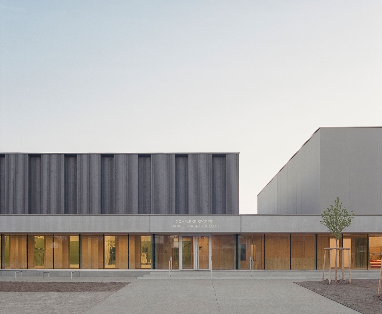 Complejo Deportivo Katia & Maurice Krafft por RHB architectes. Fotografía por Guillaume Porche.