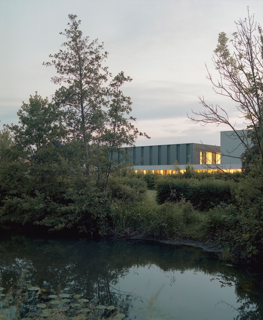 Complejo Deportivo Katia & Maurice Krafft por RHB architectes. Fotografía por Guillaume Porche.