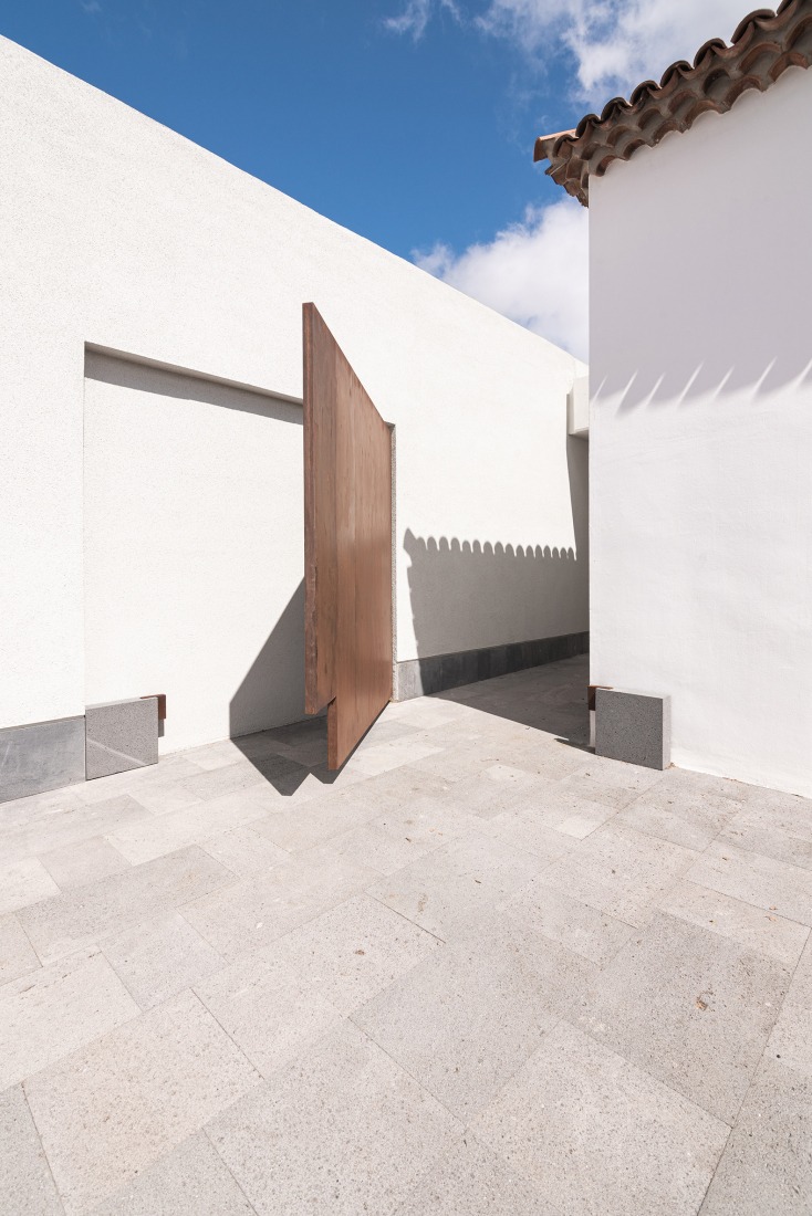 Church of Saint Michael the Archangel in Geneto by Alejandro Beautell. Photograph by Flavio Dorta.
