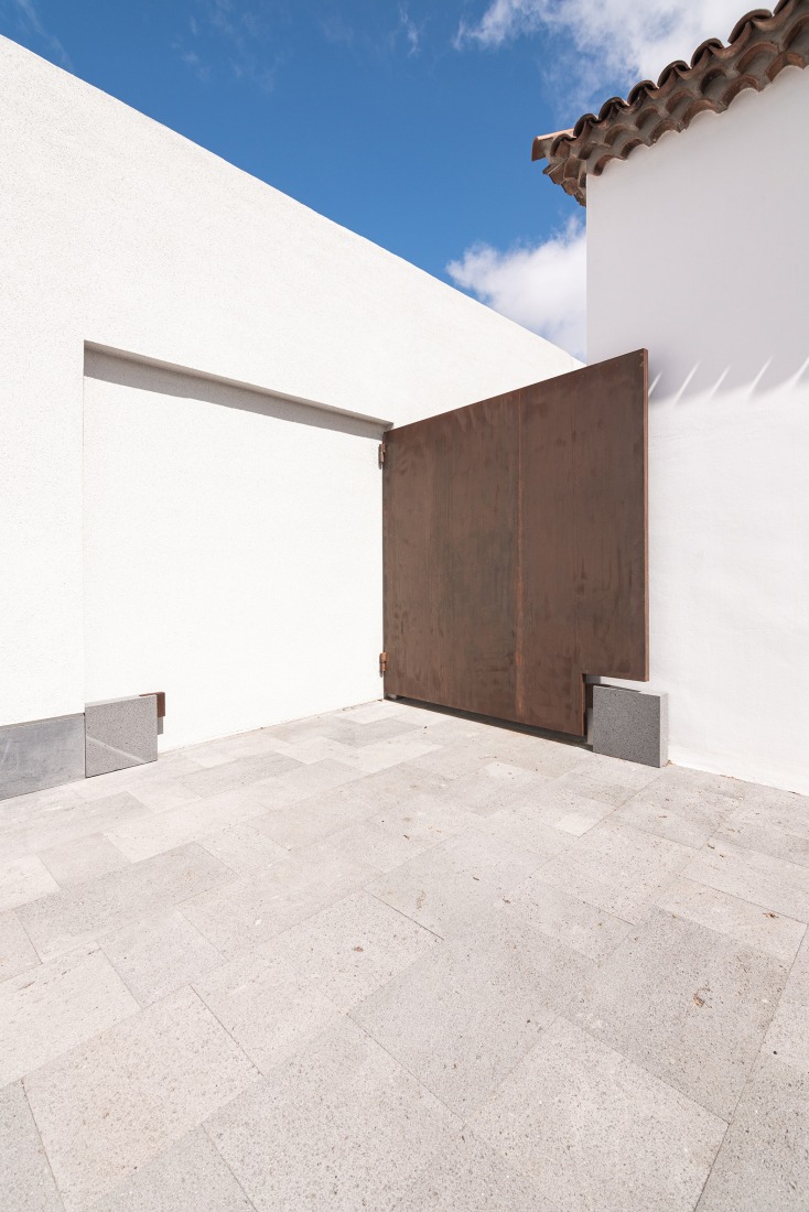 Church of Saint Michael the Archangel in Geneto by Alejandro Beautell. Photograph by Flavio Dorta.