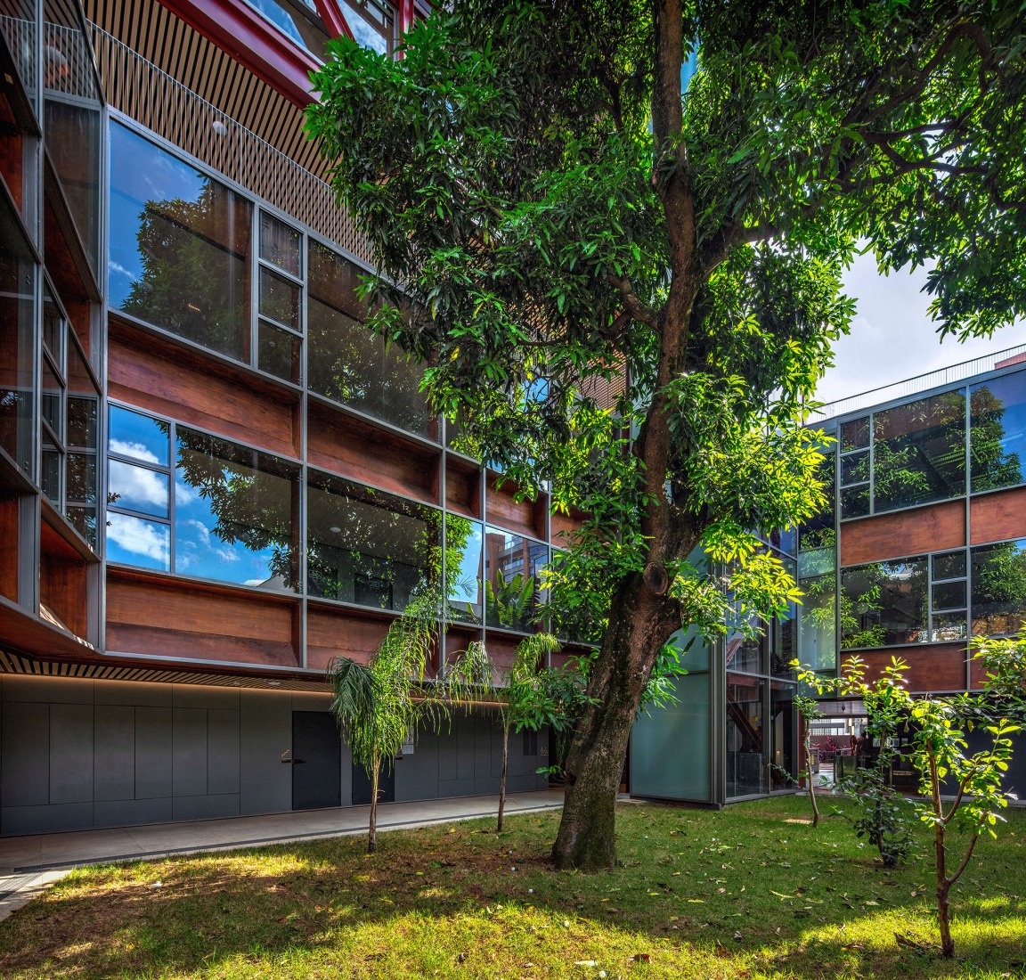 Nueva sede de la Universidad Rudolf Steiner por Biselli Katchborian. Fotografía por Nelson Kon.