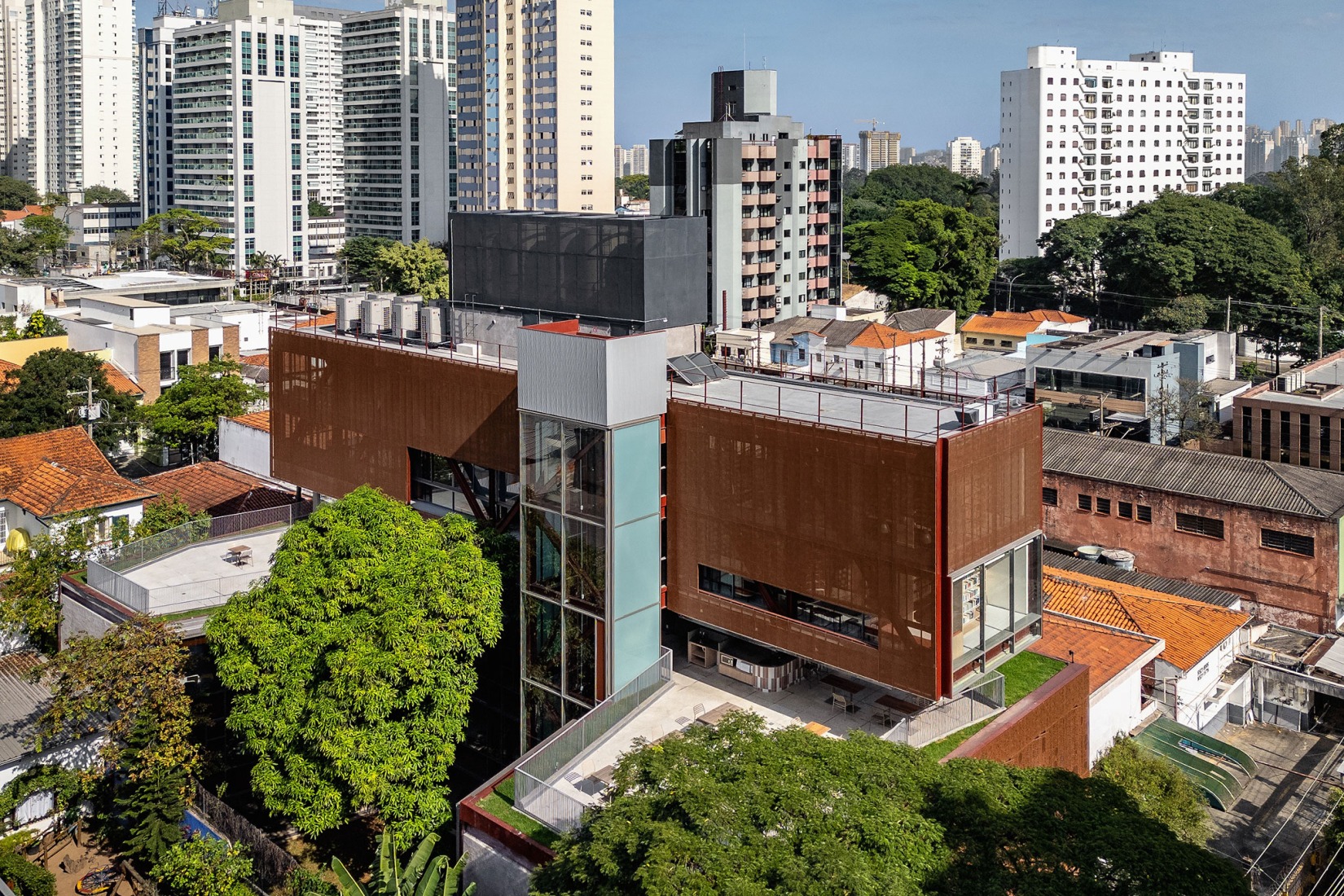 Nueva sede de la Universidad Rudolf Steiner por Biselli Katchborian. Fotografía por Nelson Kon.
