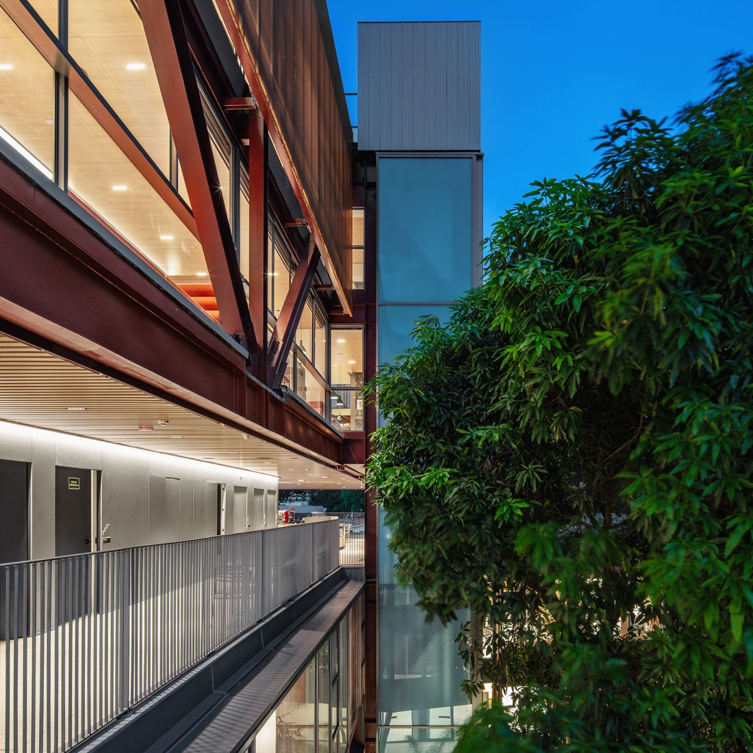Nueva sede de la Universidad Rudolf Steiner por Biselli Katchborian. Fotografía por Nelson Kon.
