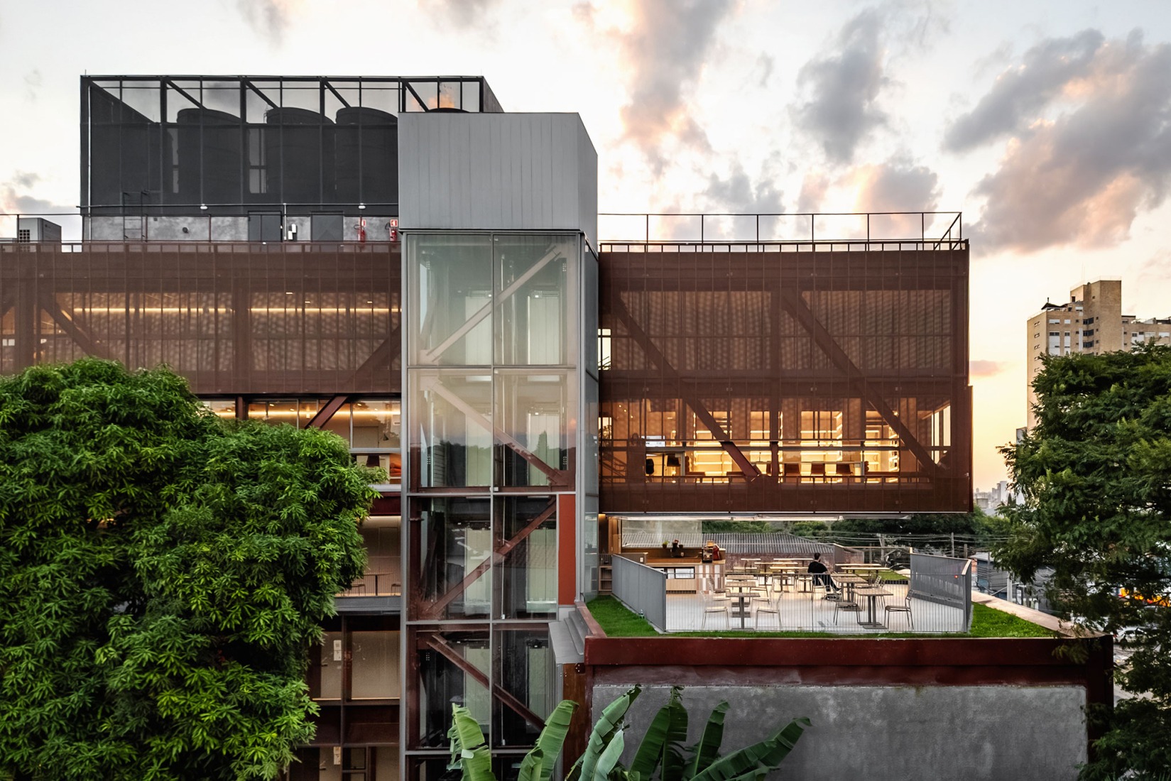 Nueva sede de la Universidad Rudolf Steiner por Biselli Katchborian. Fotografía por Nelson Kon.