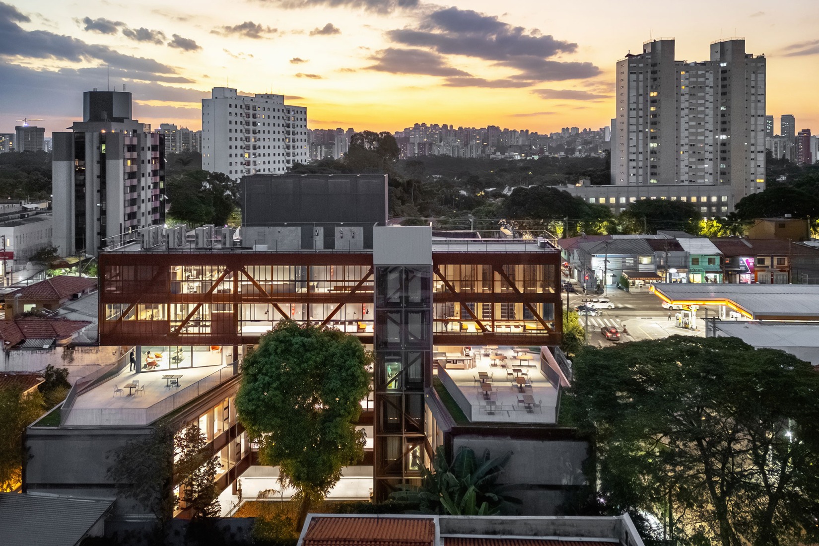 Nueva sede de la Universidad Rudolf Steiner por Biselli Katchborian. Fotografía por Nelson Kon.