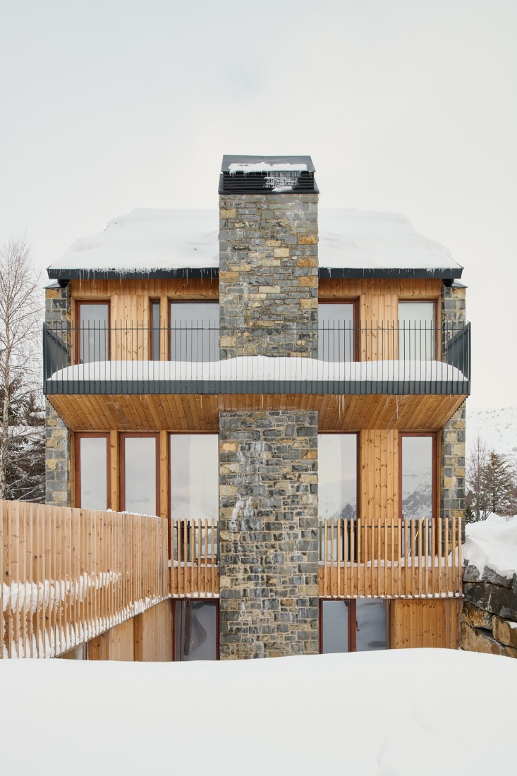 "Shelter between walls" by Cronotopos Arquitectura. Photograph by Iñaki Bergera Serrano